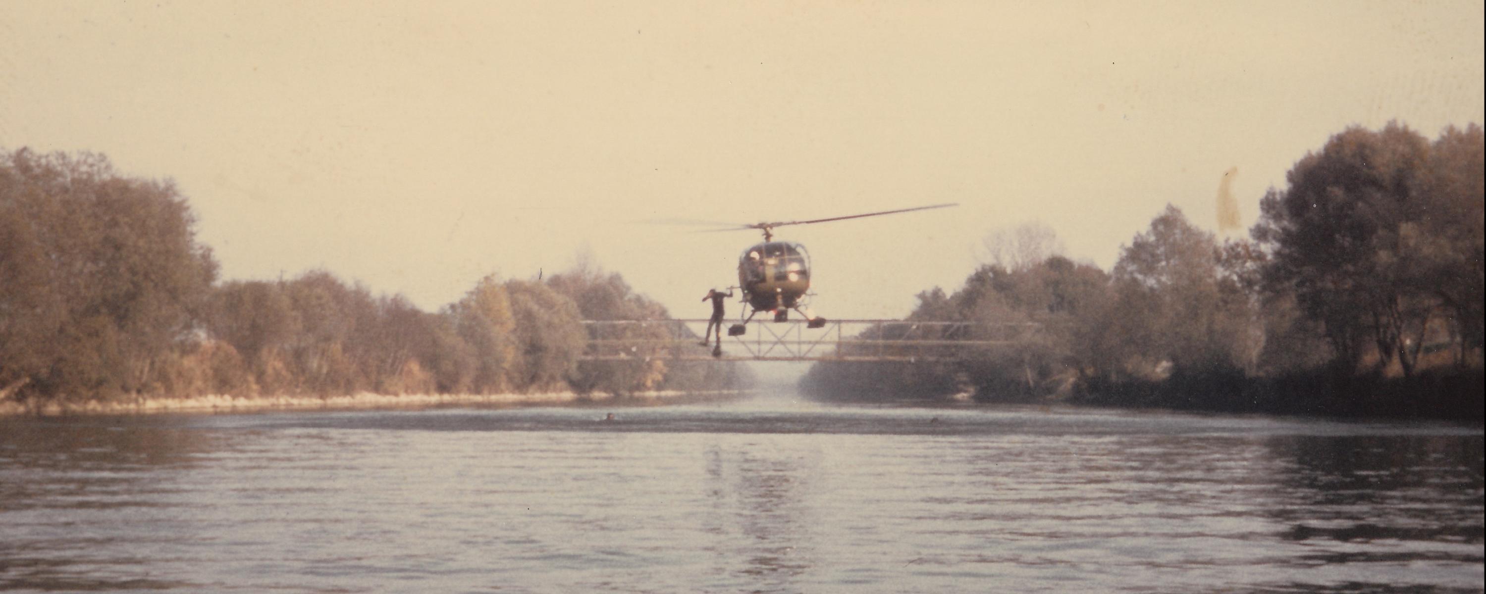 Absprung eines Armeetauchers aus einem Helikopter.