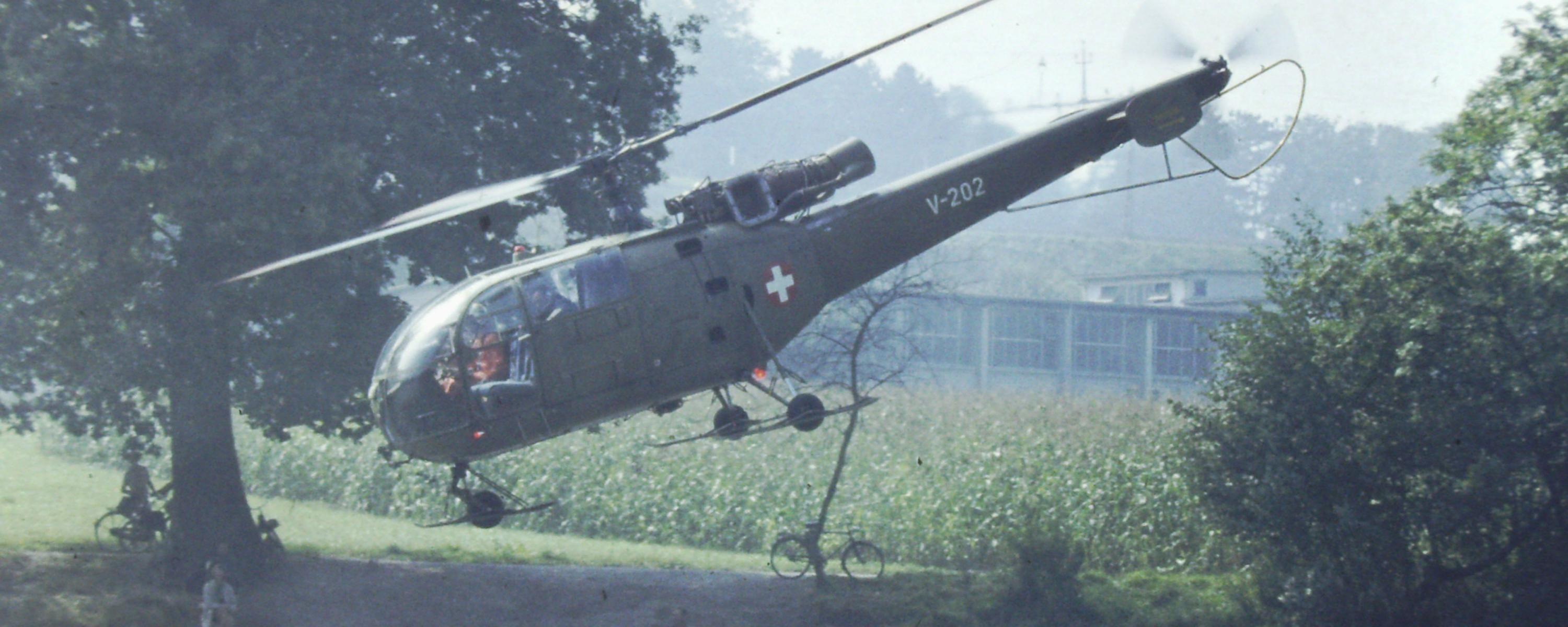 Ein Alouette-Helikopter dreht ab nach dem Absetzen eines Armeetauchers.