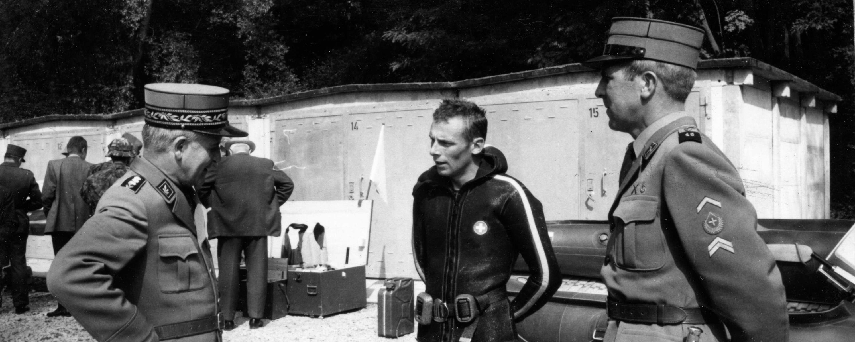 Instruktoren und Armeetaucher bei der Ausbildung