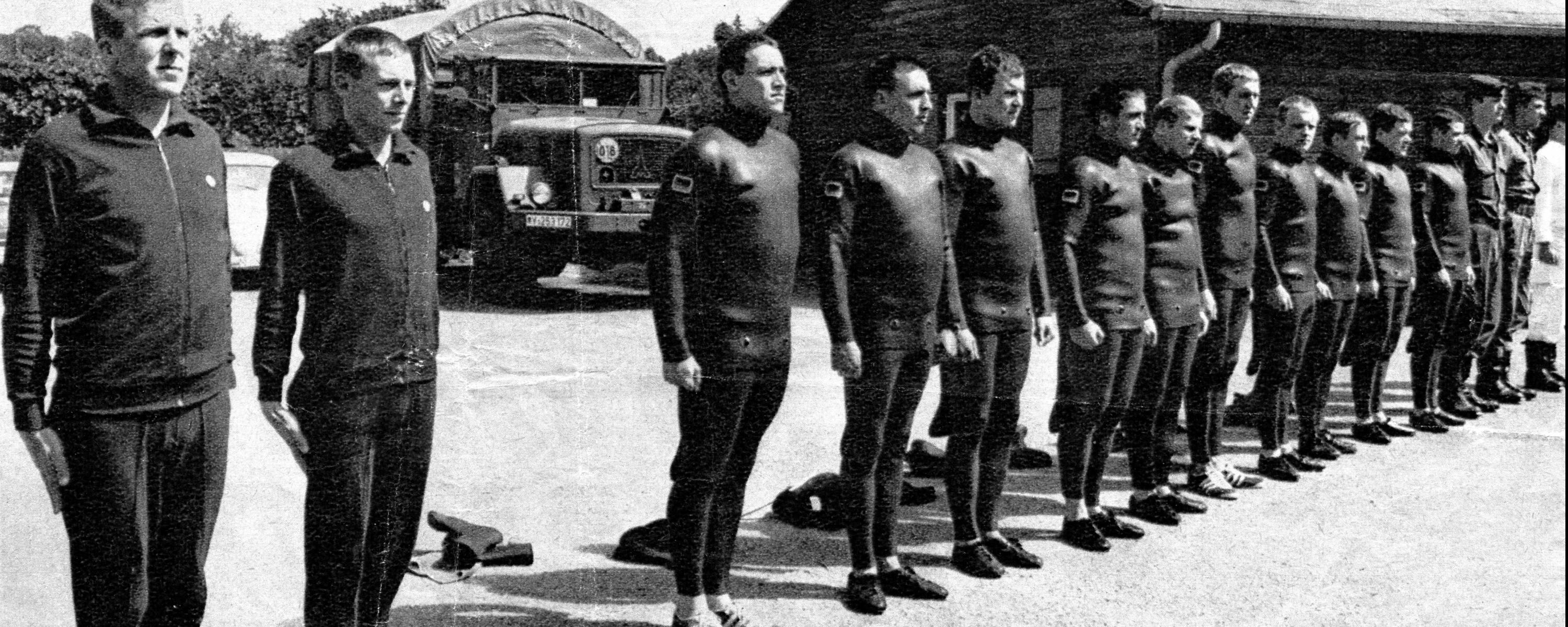 Armeetaucher im Tauchanzug auf einem Glied besammelt