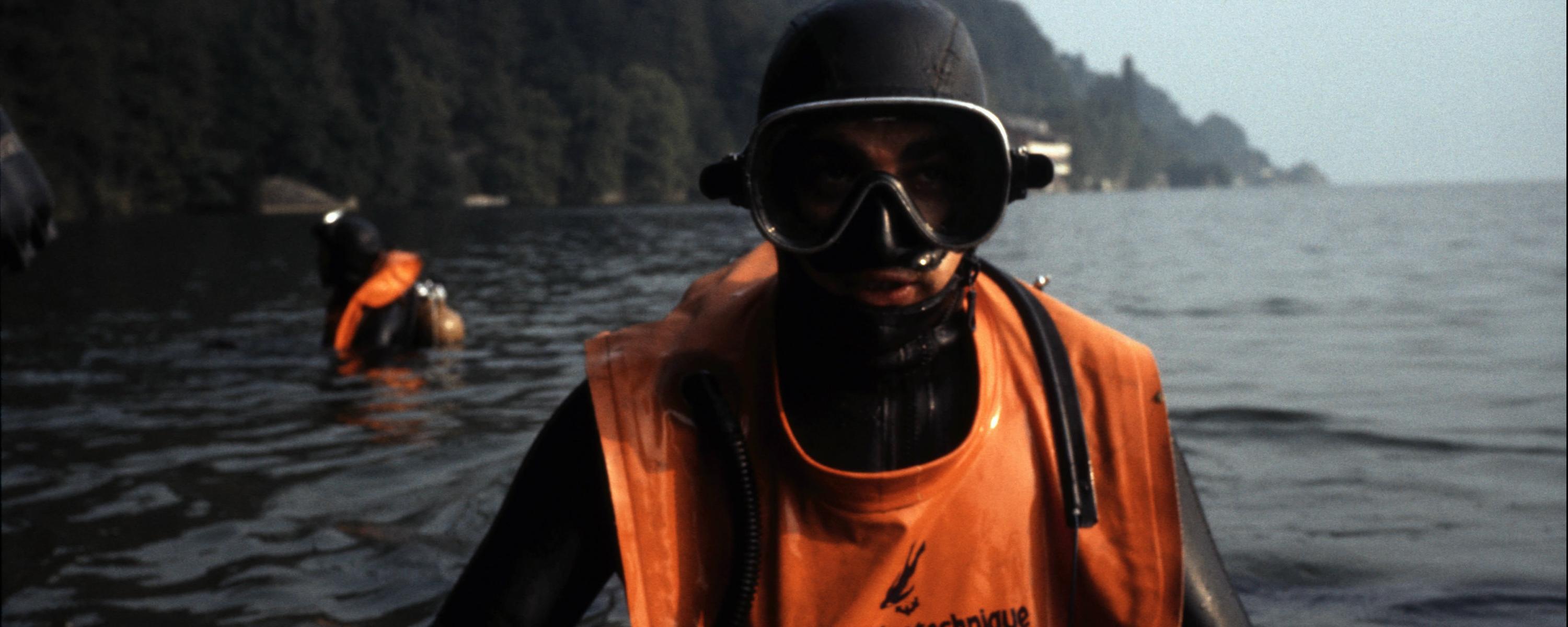 Armeetaucher blickt nach dem Auftauchen in die Kamera