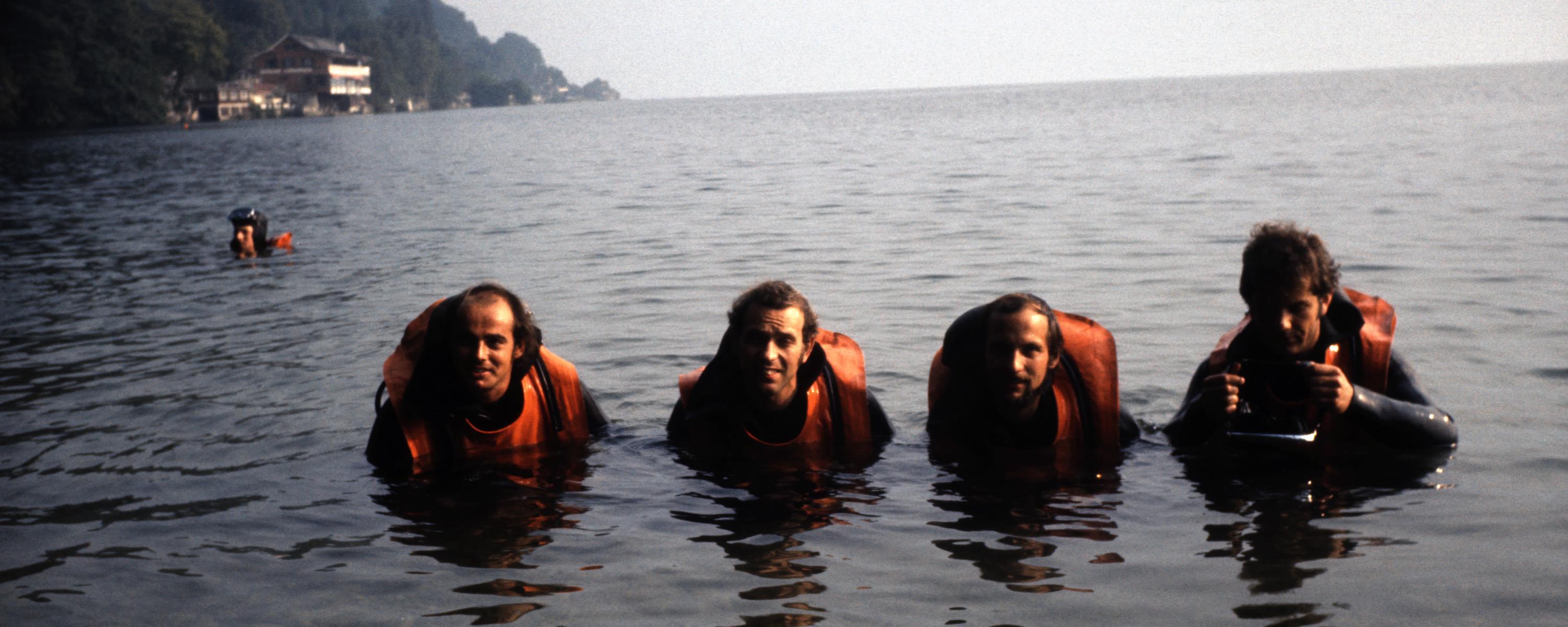 Armeetaucher bis zur Brust im Wasser