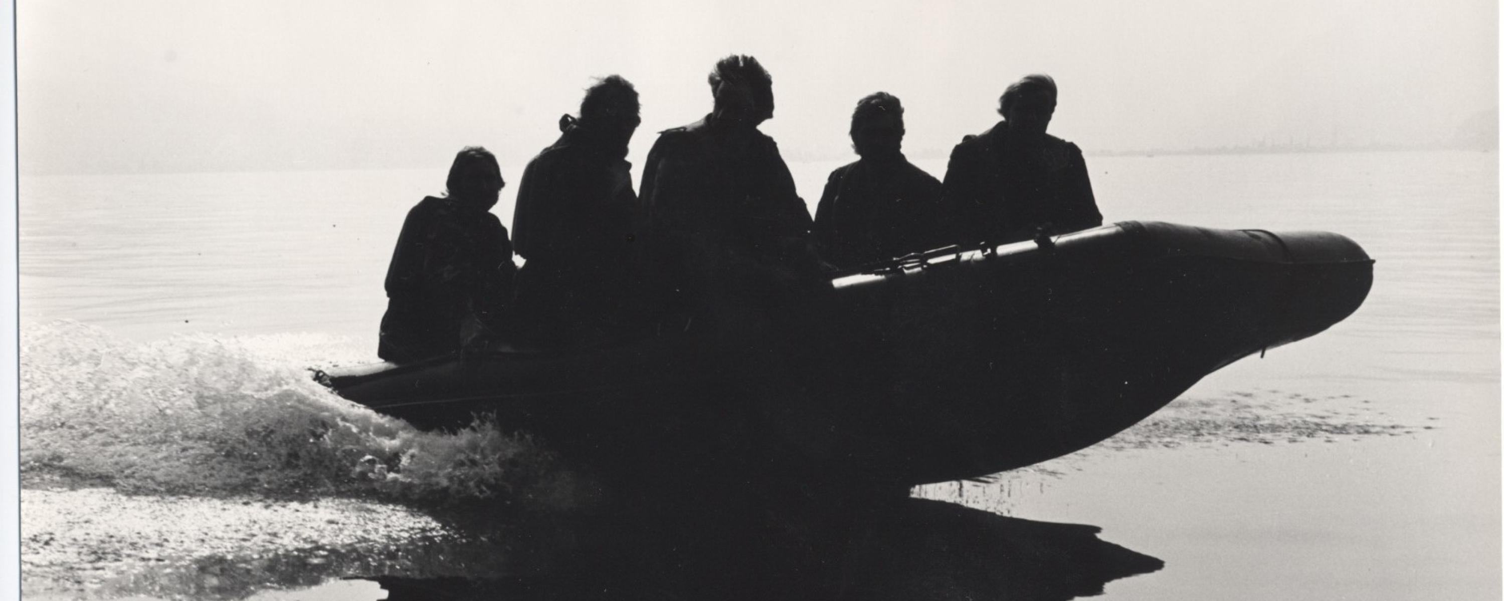 Armeetaucher auf einem Schnellboot