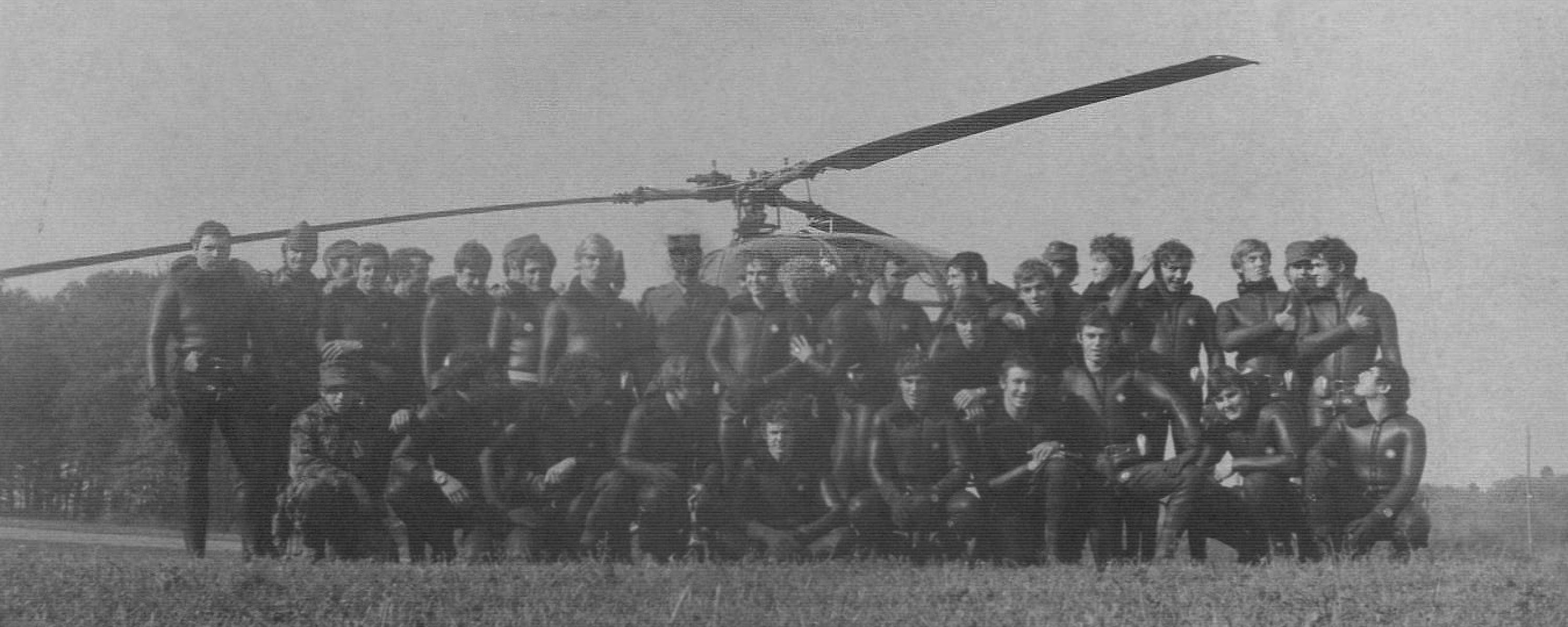 Armeetaucher im Tauchanzug vor einem Alouette-Helikopter versammelt