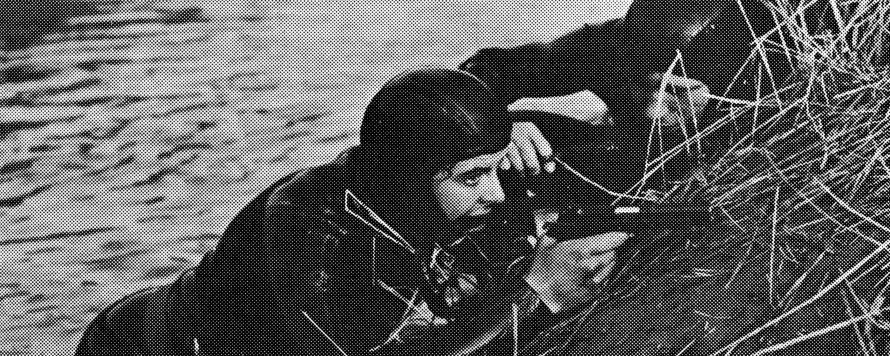 Ein Armeetaucher mit gezogener Pistole, an einem Damm liegend